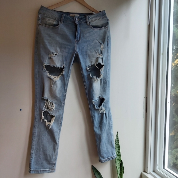 4/$25 Urban Heritage distressed, washed blue jeans - Picture 4 of 15